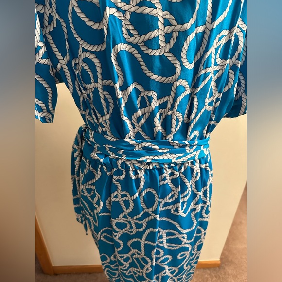 Vintage Diane Von Furstenberg Silk Blue and White wrap dress - Picture 4 of 9